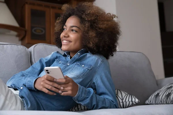 Drömmande tankeväckande gen Z tonåring Svart flicka vilar på soffan — Stockfoto