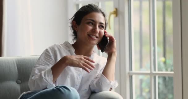Belle femme indienne mener une conversation insouciante sur smartphone — Video