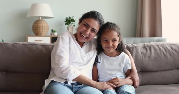 Riendo mujer india su pequeña hija posando mirando a la cámara — Vídeos de Stock