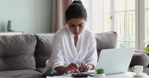 Donna indiana calcola le spese mensili si sente stressato a causa di problemi finanziari — Video Stock