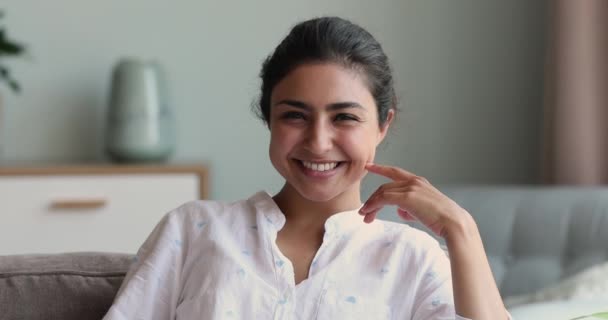 Mulher indiana alegre sentar no sofá sorriso olhar para a câmera — Vídeo de Stock