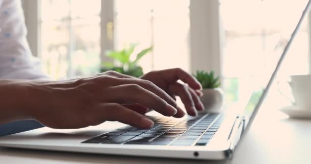 Le mani della donna che lavorano sulla tastiera del computer portatile, vista da vicino ritagliata — Video Stock