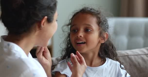 Kekeme 6 'lı yaşlarda Hintli bir kız konuşma terapistiyle egzersiz yapıyor. — Stok video