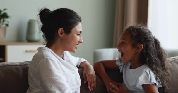Indiska mor lära små 6s dotter att uttala ord korrekt — Stockvideo
