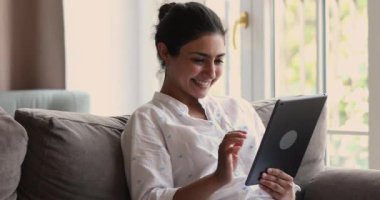 Dijital tablo kullanan mutlu Hintli kadın, kapat.