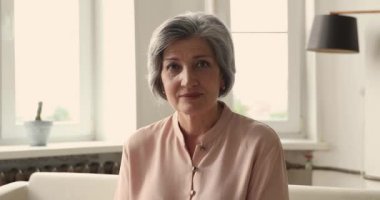 Mutlu gri saçlı kadın, vesikalık portresi.