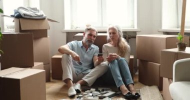 Yaşlı eşler onarımlar için düz hazırlık yaparlar. İşlerin rengini seçin.