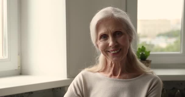 Headshot ritratto donna anziana sorriso guardare la fotocamera — Video Stock