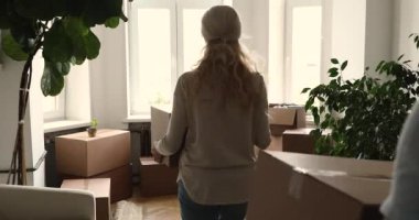 Kutu taşıyan yaşlı çift, beşlik çakmayı başardılar.