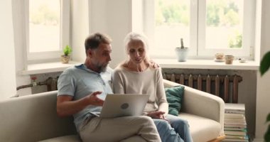 Yaşlı çift dizüstü bilgisayar kullanıyor e-posta okuyor mutlu ol ve başarıyı kutla