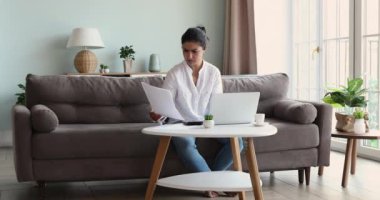 Hintli kadın giderleri hesaplıyor. Parasızlıktan hayal kırıklığına uğruyor.