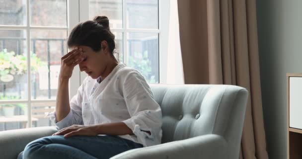 Mujer india preocupada sentarse en el sillón se ve preocupado, se siente deprimido — Vídeos de Stock