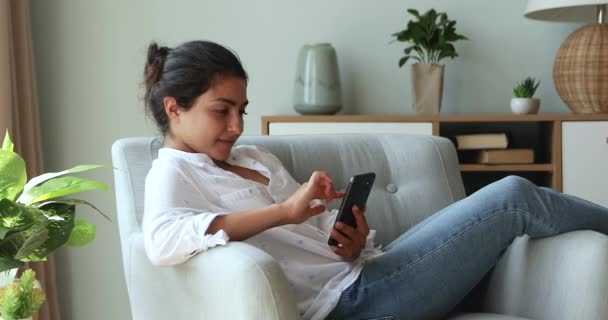 Indiase vrouw houdt mobiele telefoon kreeg ongelooflijk fantastisch nieuws voelt gelukkig — Stockvideo