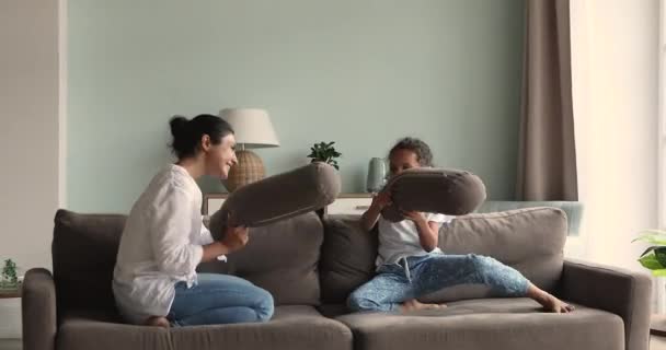 幸せなインドの女の子プレイ枕戦いとともに愛の母 — ストック動画