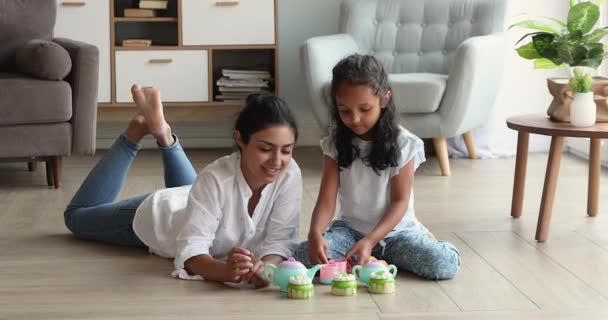 Индианка играет в пластиковые игрушки с маленькой шестёркой дочери — стоковое видео