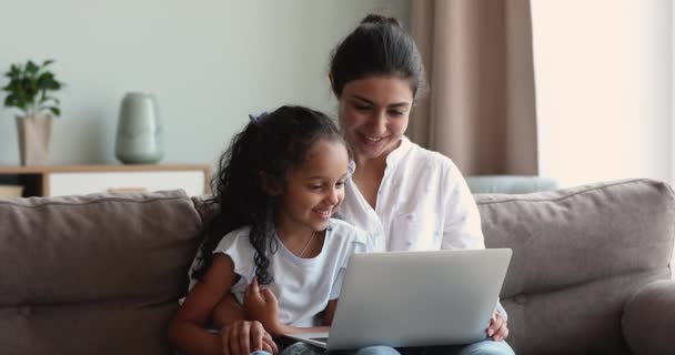 Mãe e filha sentar no sofá usar laptop assistir desenhos animados — Vídeo de Stock