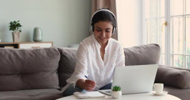 Hintli öğrenci çevrimiçi öğretmenle konuşuyor, e-öğrenim yabancı dili