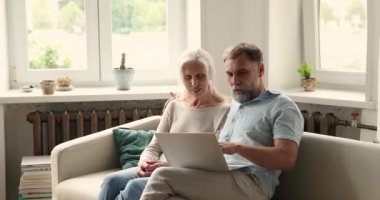 Oldukça olgun bir çift dizüstü bilgisayar kullanıyor. İnternetten almaya karar veriyor.