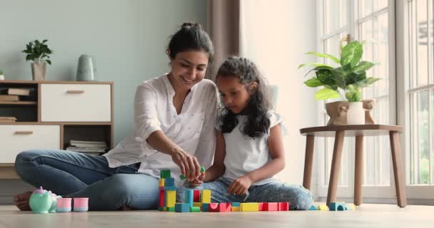 Amare mamma indiana giocare cubi di legno con la piccola figlia — Video Stock