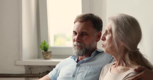 Liebendes reifes Paar sitzt auf Sofa und genießt warme Gespräche — Stockvideo