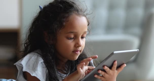 Close up menina indiana usando tablet digital em casa — Vídeo de Stock