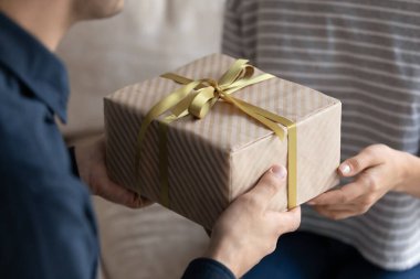 Genç adam sevgilisine, kız arkadaşına, karısına hediye veriyor.