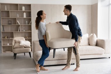 Mutlu evli çift yeni eve taşınmayı seviyor.