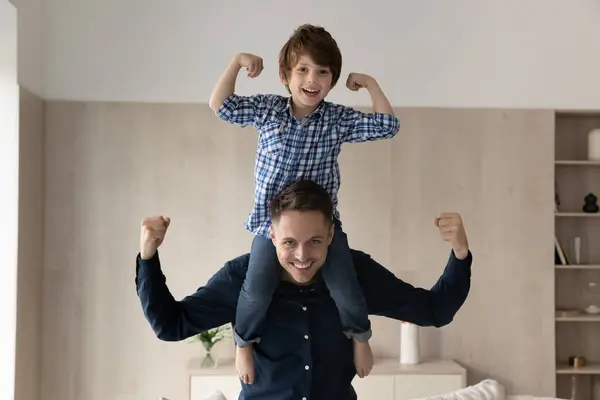 Neşeli küçük çocuk mutlu babalara biniyor boyun omuza — Stok fotoğraf