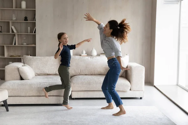 Opgewonden actieve moeder en gelukkig dochter kind hebben plezier — Stockfoto