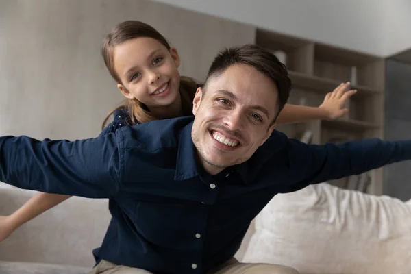 Joyeux papa et fille aimante heureuse fille jouant avion — Photo