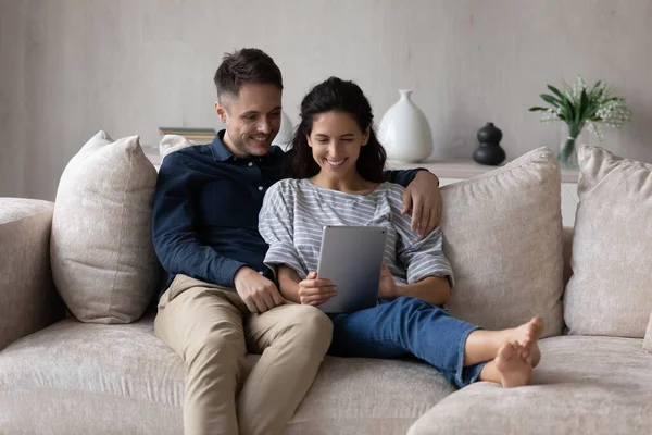 Millennial Mann und Frau mit Online-Anwendung auf dem Tablet — Stockfoto