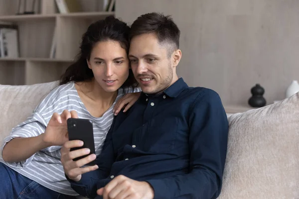 Fokussiertes Millennial-Paar nutzt gemeinsam Online-Dienst auf Smartphone — Stockfoto