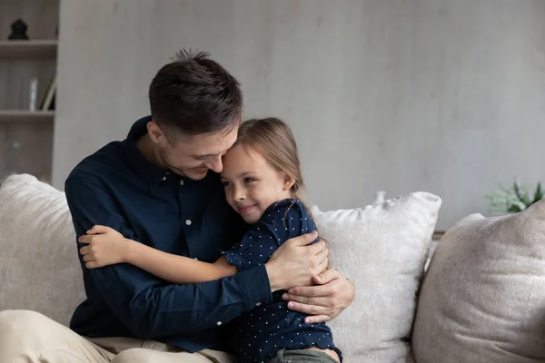 Buon padre abbracciando dolce figlia amata bambino — Foto Stock