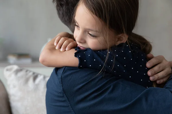 Glad tacksam dotter flicka kramar pappa hemma — Stockfoto