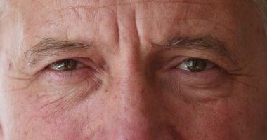 Yakın çekim üst görünüm kıdemli ciddi adam kameraya bak