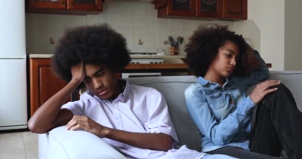Trauriges afrikanisches Teenager-Paar sitzt nach Schlägerei getrennt auf Sofa — Stockvideo