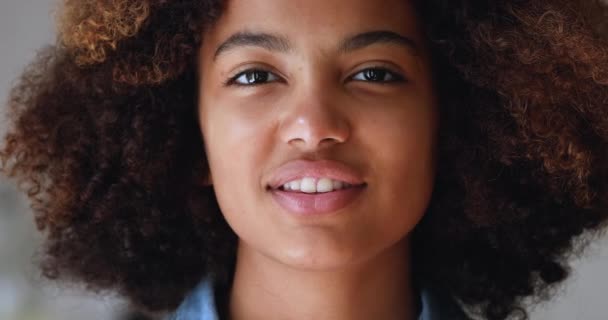 Close up střih přední tvář pohled krásný africký dospívající dívka — Stock video
