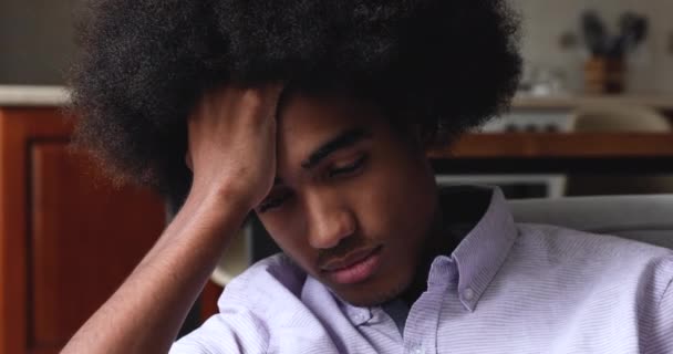 Detailní tvář smutný africký dospívající chlap myslí na život obavy — Stock video