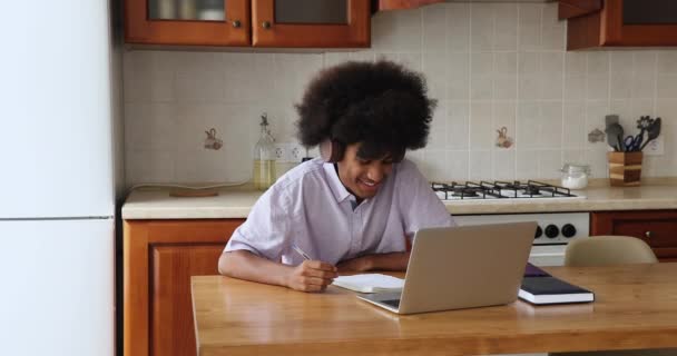 Estudante africano conversa com tutor estudando online em quarentena — Vídeo de Stock