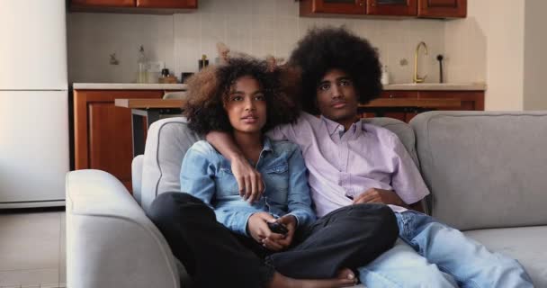 Africano adolescente casal mudar canais desfrutar de filme em casa — Vídeo de Stock