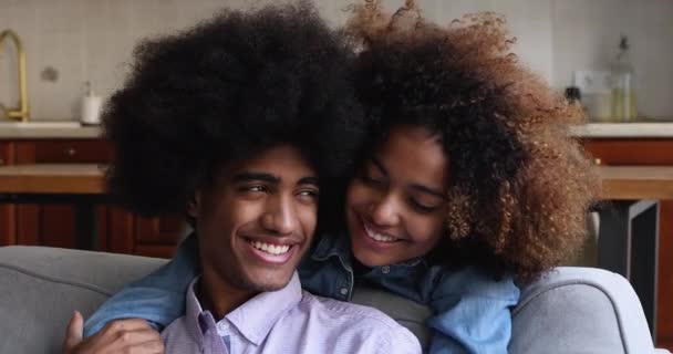 Κοντινό πλάνο ευτυχισμένο ζευγάρι Αφρικανών εφήβων ερωτευμένων που μιλάνε στο σπίτι — Αρχείο Βίντεο