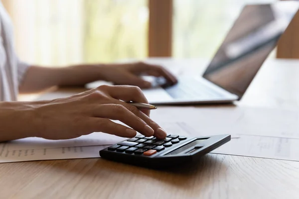 Gros plan jeune femme cultivée calculant les dépenses des ménages. — Photo