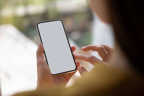 Akıllı telefonu elinde tutan genç bayanı yakın ekran görüntüsü ile. — Stok fotoğraf