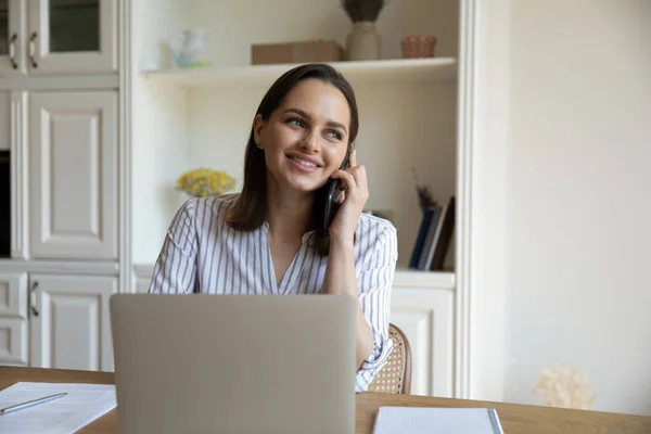 Feliz joven empresaria escuchando noticias agradables en conversación de llamada de teléfono celular. — Foto de Stock