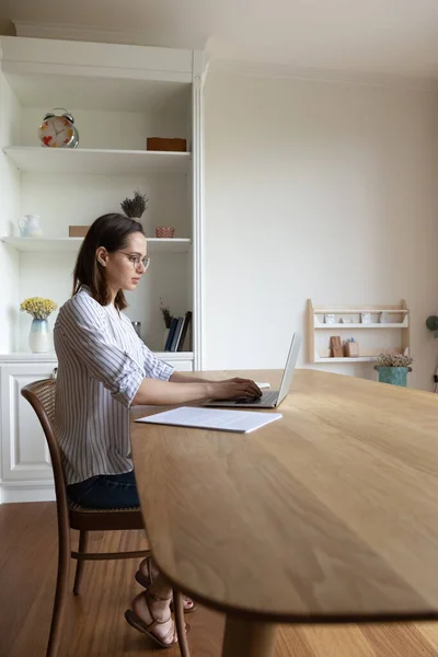 Орієнтована молода бізнес-леді працює дистанційно на комп'ютері . — стокове фото