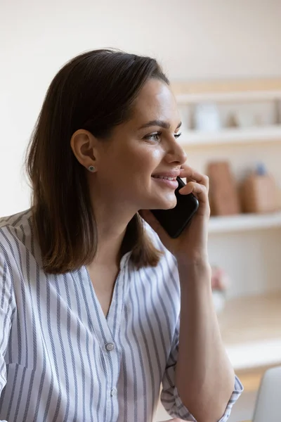 Sonriente millennial atractiva mujer sosteniendo teléfono inteligente llamada hablar. — Foto de Stock
