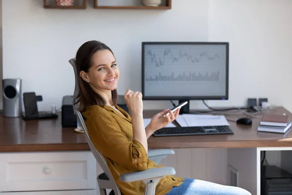 Retrato de una joven empresaria sonriente descansando en el lugar de trabajo. — Foto de Stock