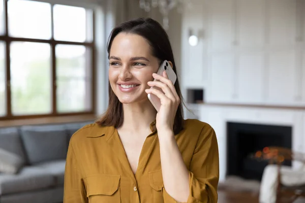 Feliz hermosa joven mujer sosteniendo conversación de llamada telefónica. —  Fotos de Stock