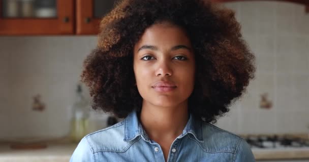 Kopfschuss Porträt schöne afrikanische Teenager Mädchen posiert drinnen — Stockvideo