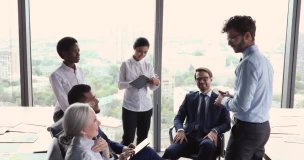 Personnel d'entreprise multiracial engagé dans des activités de team building sur le lieu de travail de bureau — Video